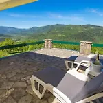 4 Bedroom Cozy In Podstene Počitniška hiša *