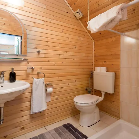 4 Bedroom Cozy In Holiday home *